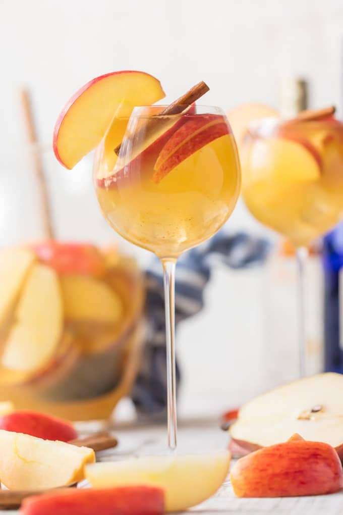 Sangr&iacute;a de manzana y caramelo en una copa de vino alta