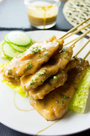 Satay De Pollo Con Salsa De Mani Y Pepino En Escabech