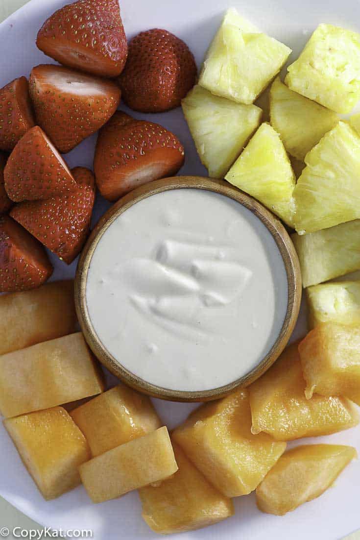 salsa cremosa de fruta servida con fruta fresca