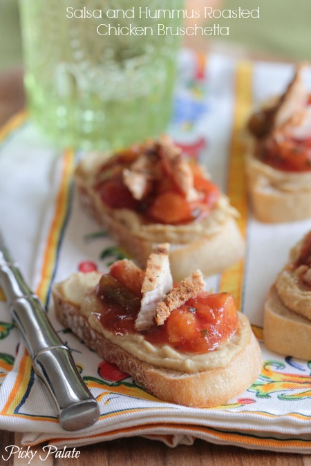 Bruschetta de pollo asado con salsa y hummus de