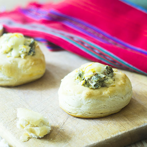 Saucisse chipotle au crapaud poblano sur les cookies en attente