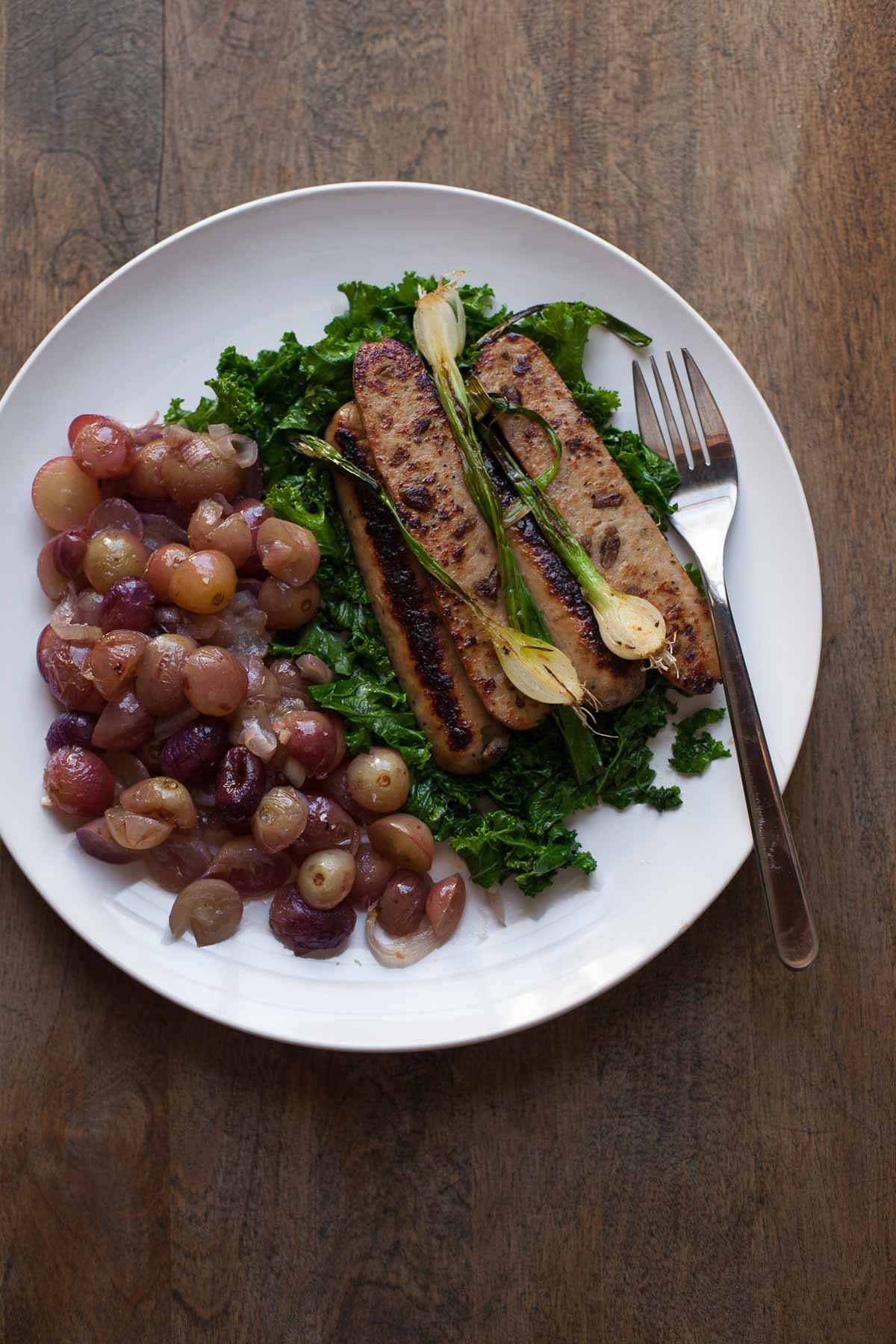 Salchicha De Manzana De Pollo Con Col Rizada Y Uvas Asadas