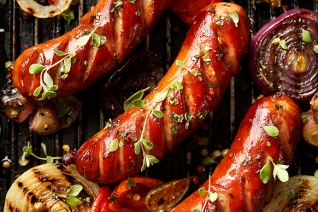 Salchicha A La Parrilla Con Pimientos, Cebollas Y Hierbas