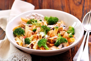 Salchicha rápida y saludable con albahaca dulce y ajo asado con pasta Penn