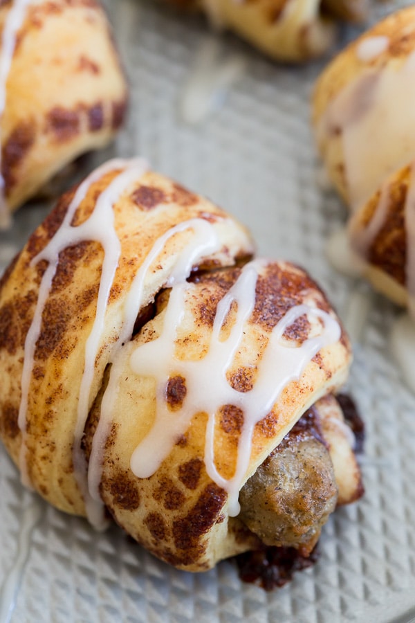 Estas salchichas totalmente simples envueltas en rollos de canela de 2 ingredientes son justo lo que necesita su ma&ntilde;ana. F&aacute;cil de hacer y el bocado perfecto dulce y salado.
