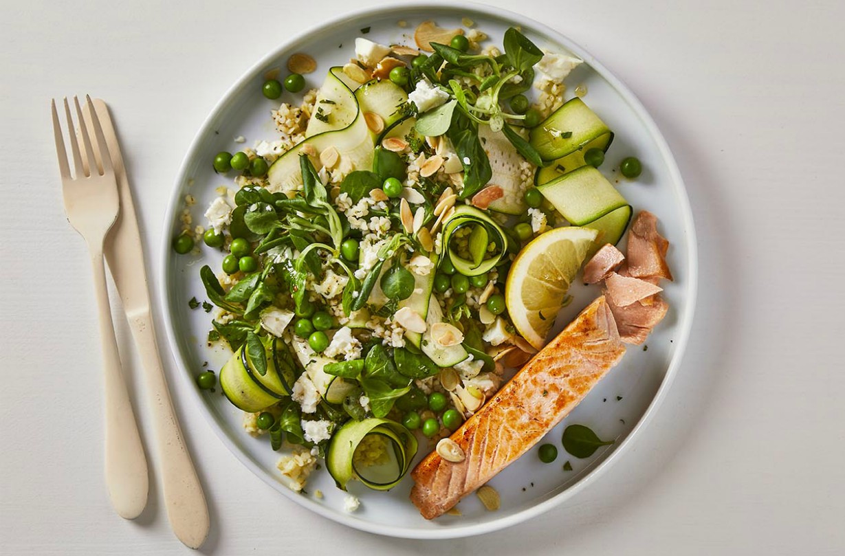 Saumon Gousto avec ruban de courgettes et salade de fromage feta Excellente source d'oméga-3 et de graisses saines, le saumon est la vedette de ce spectacle vibrant de boulgour de blé entier, de rubans de courgettes, de fromage feta, de pois et de salade de menthe.