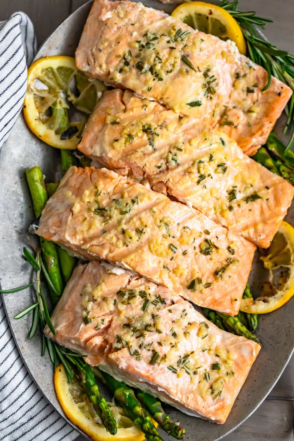 filetes de salm&oacute;n a la parrilla en una fuente para servir