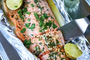 Salmón envuelto en papel de aluminio fácil en salsa de mantequilla de ajo y lima