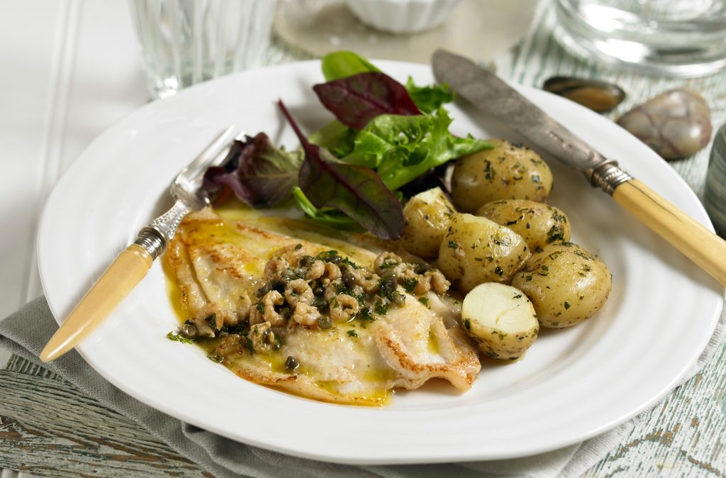 Sauté de citron aux crevettes et beurre de câpres La sole au citron frit aux crevettes et beurre de câpres est un délicieux dîner servi avec des pommes de terre bouillies et une salade légère, seulement 280 calories par portion