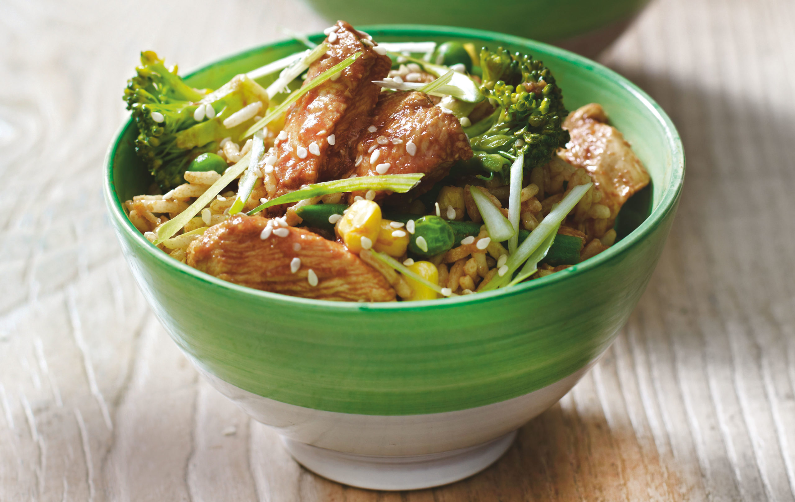 Sauté de poulet au citron et de riz Sauté de poulet au citron et de riz ne prend que 20 minutes et est parfait pour préparer avec les enfants si vous essayez de leur enseigner de nouvelles compétences culinaires
