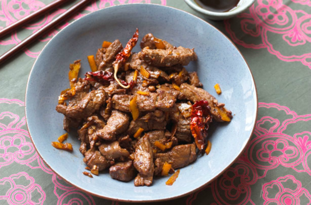 Sauté de viande et d'orange de Ken Hom Pourquoi ne pas obtenir ce délicieux classique chinois de l'expert Ken Hom? Emballé avec de succulents morceaux de viande et d'agrumes orange, ce plat est sûr d'être un énorme succès.