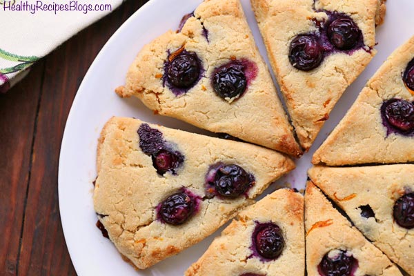 Keto Scones con arándanos, hechos con harina de almendras
