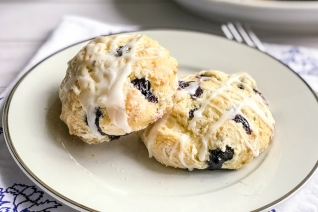 Scones De Arándanos Con Esmalte De Mantequilla De Limón