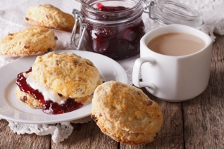Scones de suero de mantequilla de grosella simple y fácil
