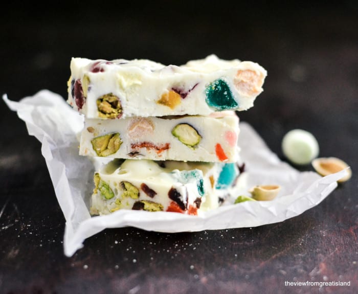 El chocolate blanco Rocky Road tiene que ser el mejor de los dulces. Es una mezcla de chocolate blanco como la nieve, nueces, mini malvaviscos y una colorida mezcla de caramelos de gelatina y frutas secas.