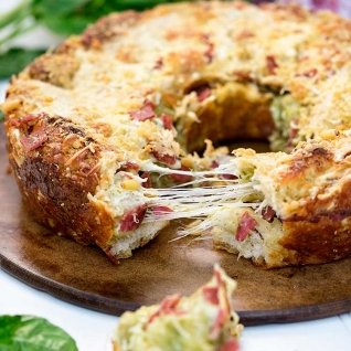 Pull Apart Cheesy Pesto Bread con Salami
