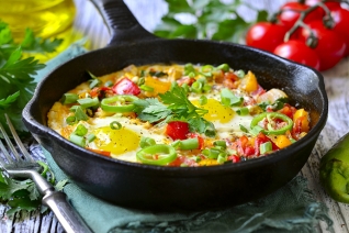 Shakshuka mediterráneo: comida sana y confortable en su máxima expresión