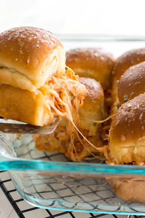 Salsa de esp&aacute;tula de resbaladores de pollo a la plancha de cocci&oacute;n lenta con queso derretido