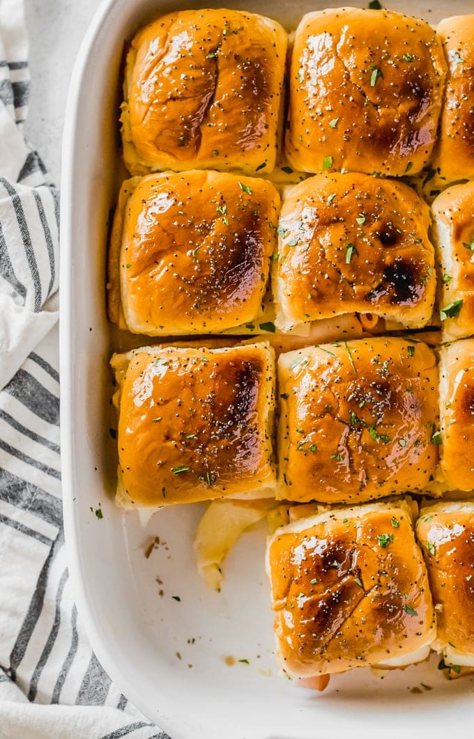 Sliders de jambon et fromage sur rouleaux hawaïens