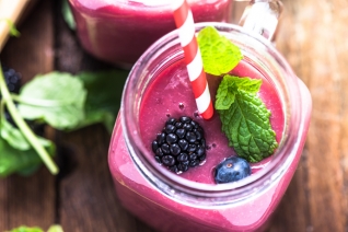 Batido triple de bayas para mañanas saludables