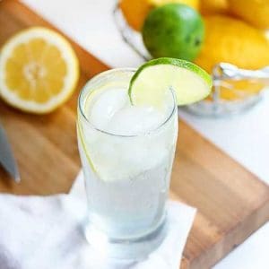 Refresco casero de lim&oacute;n / lima
