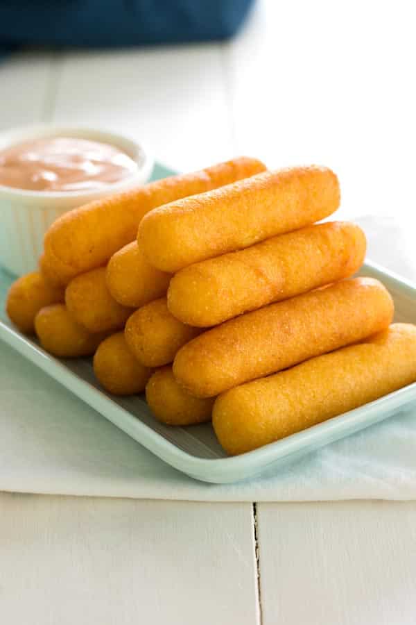 Sorullitos de ma&iacute;z puertorrique&ntilde;os // Bu&ntilde;uelos de ma&iacute;z con queso: crujientes por fuera, pero suaves y mantecosos por dentro. En Puerto Rico se pueden servir para el desayuno, aperitivo o guarnici&oacute;n. // Receta de Sorullos