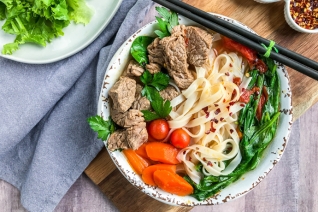 Sopa asiática de carne y vegetales con tallarines tailandeses