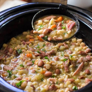 Sopa de habichuelas de jamón y olla de cocción lenta