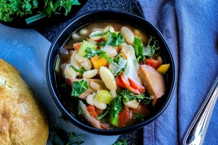 Sopa de frijoles blancos con pavo ahumado, salchicha de kielbasa y col rizada