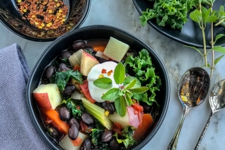 Sopa de frijoles negros fácil, abundante y abundante con verduras