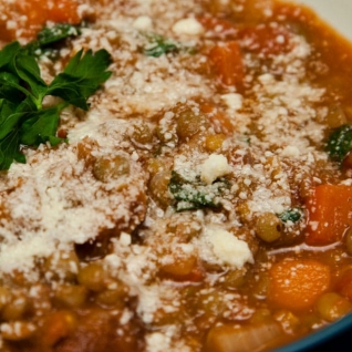 Sopa abundante de lentejas y salchichas