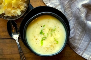 Sopa cremosa de coliflor con puerros y cúrcuma
