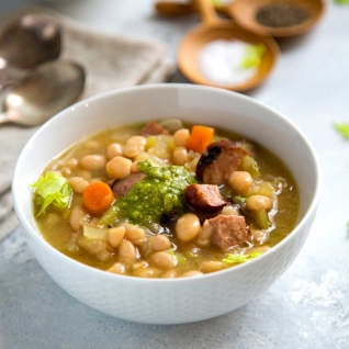 Sopa de frijoles blancos de cocción lenta con salchicha