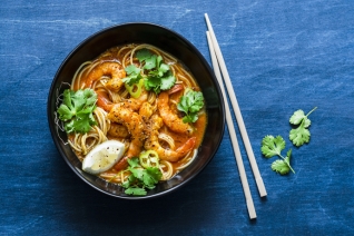 Sopa de fideos asiática con curry de coco y camarones