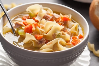 Sopa de fideos con verduras de pavo: una receta fácil de sobras