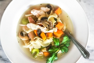 Sopa de pollo con champiñones y champiñones para mejorar la inmunidad