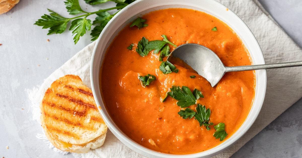 Sopa de tomate asado con mini queso asado