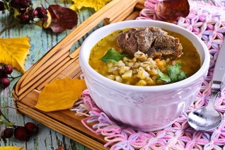 Suave sopa de carne de cebada de cocción lenta