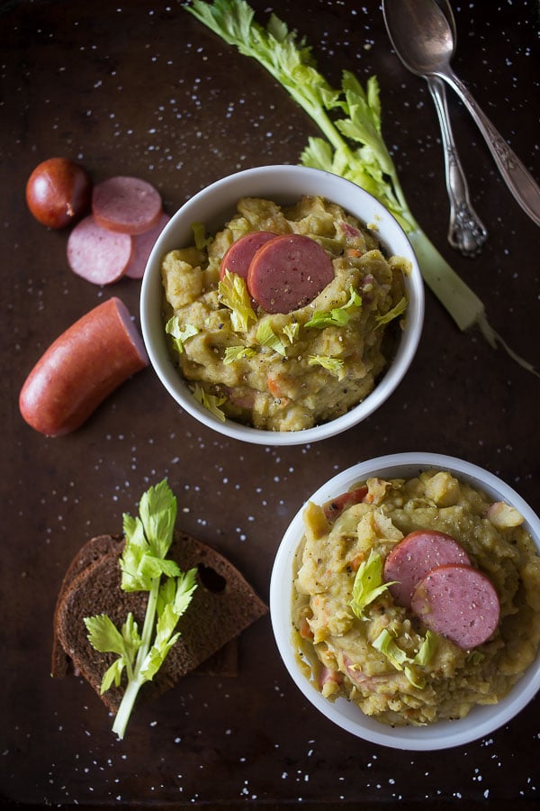 Esta sopa de guisantes holandesa es perfecta para las fr&iacute;as noches de invierno. Est&aacute; lleno de 3 tipos diferentes de carne de cerdo y est&aacute; listo para comer en poco m&aacute;s de 2 horas.