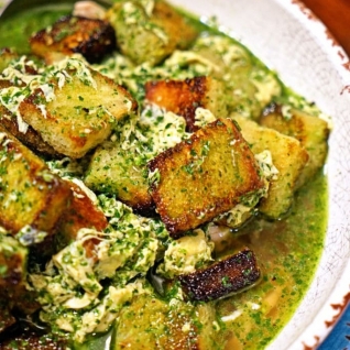 Sopa de pan y ajo portuguesa con cilantro y pollo rallado