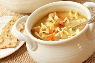 Sopa de fideos francesa restaurativa con estragón y cayena