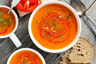Tomate saludable y sopa de pimiento rojo asado con leche de coco