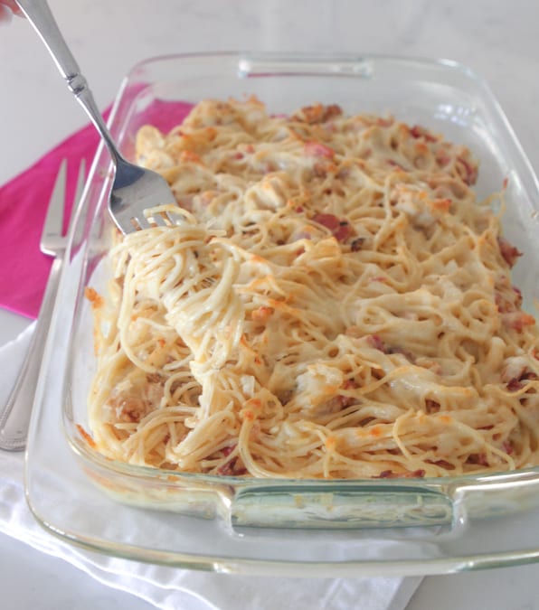 Espagueti al horno con tocino y pollo crujiente