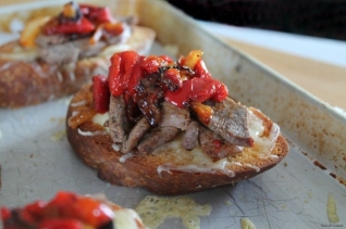 Bistec Con Pimiento Rojo Asado Crostini