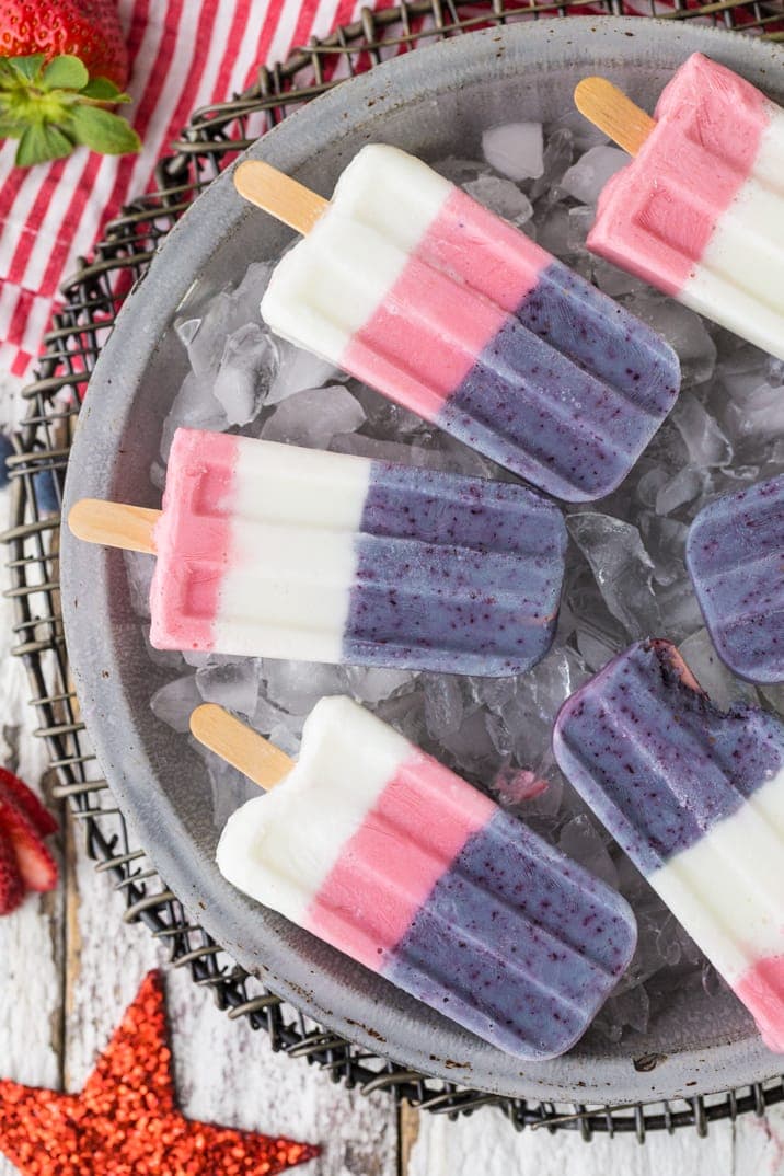 Paletas caseras rojas blancas y azules en una bandeja de hielo