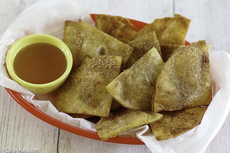 tortitas de azúcar con canela y miel en una canasta