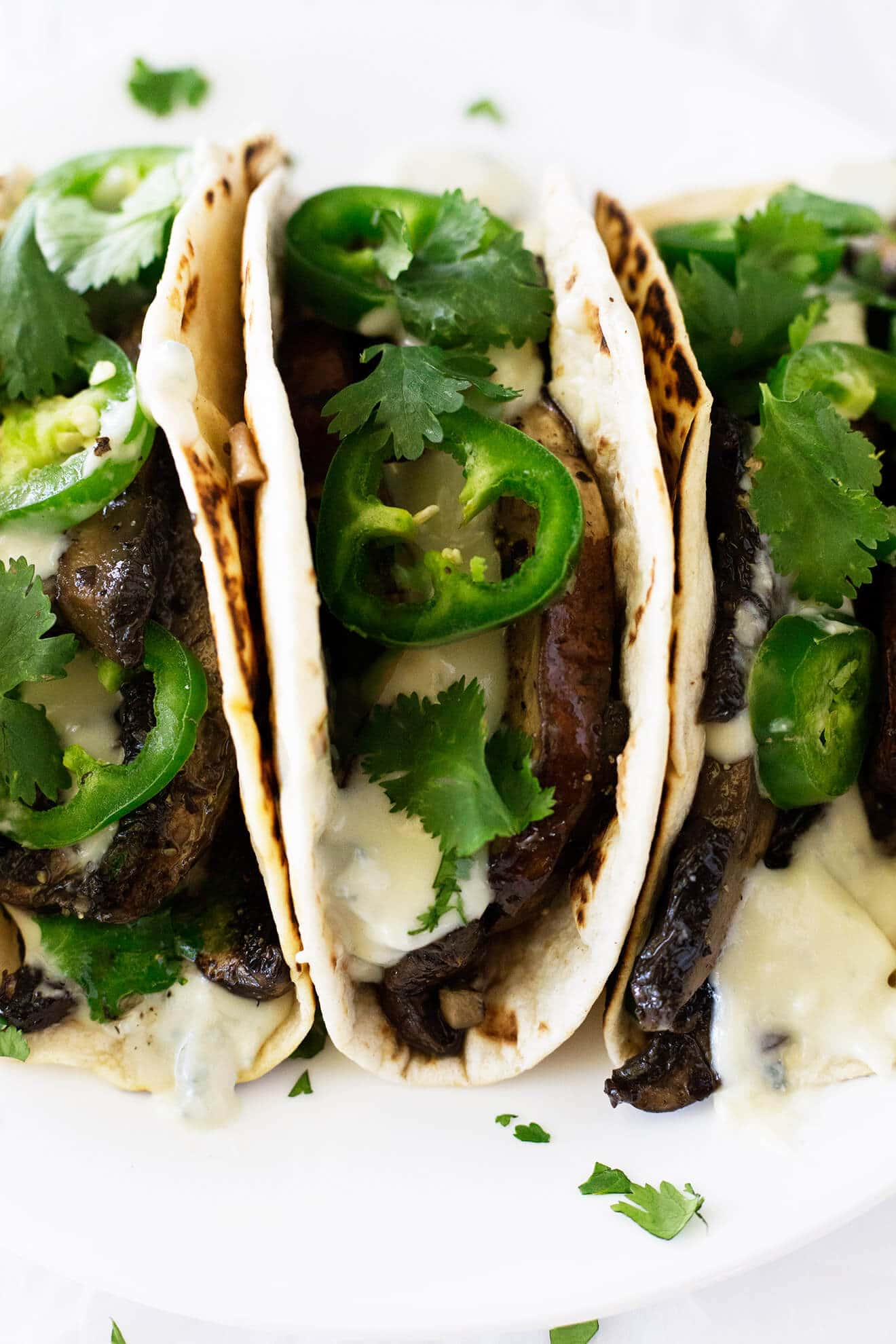 Tacos de Portobello bals&aacute;micos y asados ​​con salsa de gorgonzola: estos tacos son s&uacute;per f&aacute;ciles de hacer y est&aacute;n cubiertos con una salsa de gorgonzola casera. Es como el cielo en un taco.