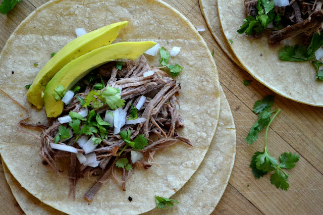 Tacos de carne de res cocida a fuego lento