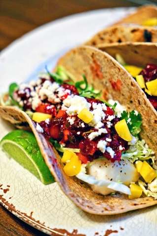 Tacos De Pescado A La Parrilla Con Salsa De Frutas