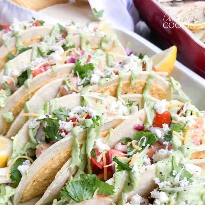Estos tacos de salm&oacute;n est&aacute;n cubiertos con salsa casera y salsa de aguacate y acentuados con cilantro fresco. &iexcl;Estos sabrosos tacos de pescado son perfectos para una multitud!